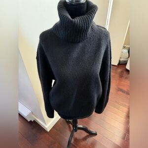 🟢 BNWT H&M BLACK sized small cropped wide arm knit turtle neck. 🟢